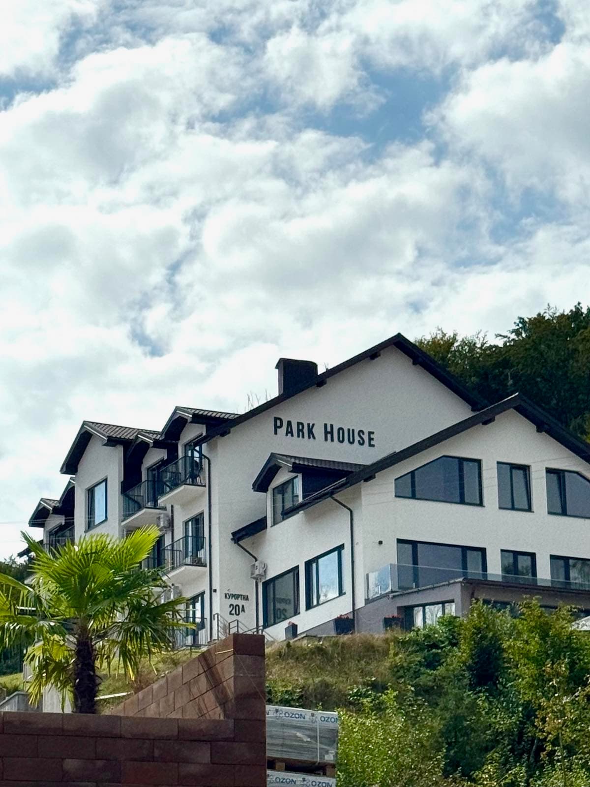 Park House Polyana навесні