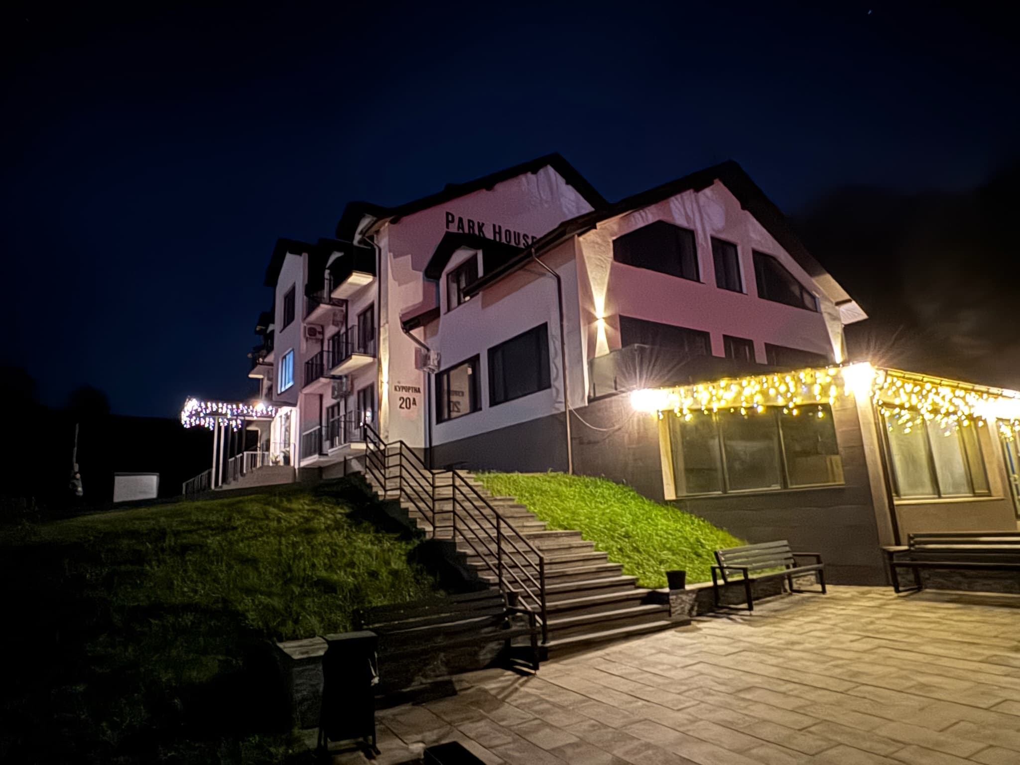 Нічний вигляд Park House Polyana